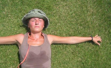 sudar ayuda a quemar caloría, pero no siempre es suficiente para adelgazar