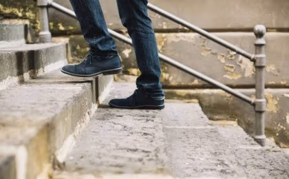 Periodos cortos subiendo escaleras a lo largo del día para mejorar la salud
