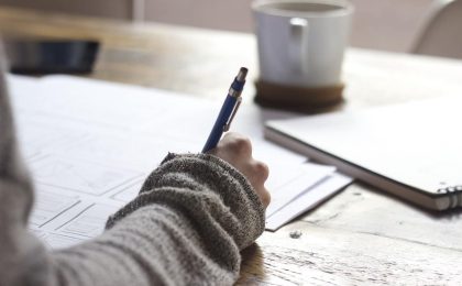 tomando notas en cuaderno