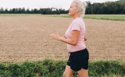 La actividad física diaria aumenta la función cerebral en adultos mayores de mediana edad