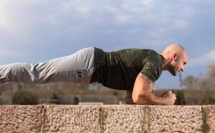 Qué son los ejercicios isométricos y por qué debes incluirlos en tu rutina de fuerza