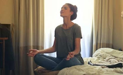 mujer meditando