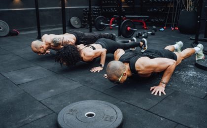 La ganancia de fuerza se asocia con el volumen de entrenamiento en respondedores bajos, según un estudio