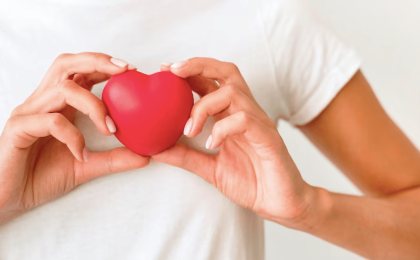 mujer cogiendo un corazón