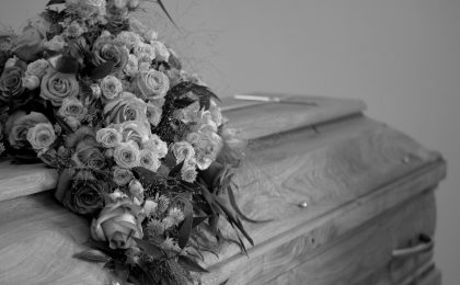 quien paga el entierro