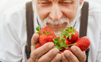 Comer fresas puede reducir el riesgo de demencia en personas de mediana edad