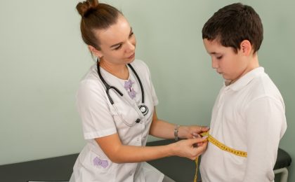 Relación cintura-altura detecta obesidad en niños mejor que el IMC