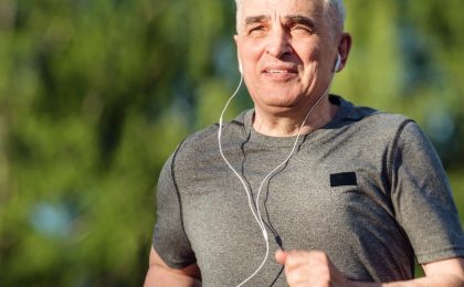 el ejercicio de alta intensidad puede mejorar la función cerebral en adultos mayores