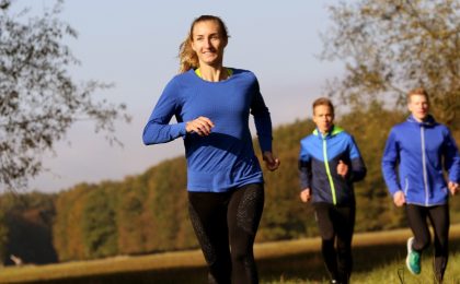 correr en superficies suaves o en superficies duras para evitar el dolor de espalda