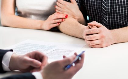 ¿Qué información específica debe proporcionarme la aseguradora antes de contratar un seguro de decesos?