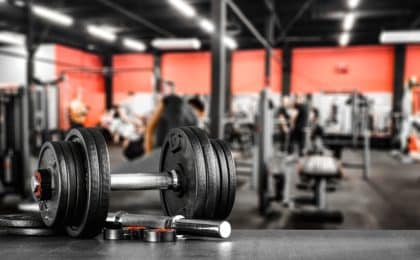 Máquinas de gimnasio vs. pesas libres