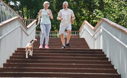 Cómo influye la actividad física regular en mayores en la eficiencia al caminar