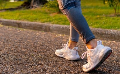 caminar para prevenir el dolor lumbar