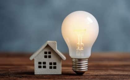 Hogar junto a bombilla