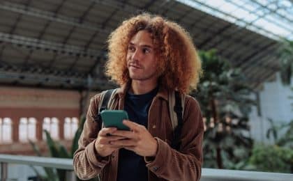 adulto con un móvil pensando